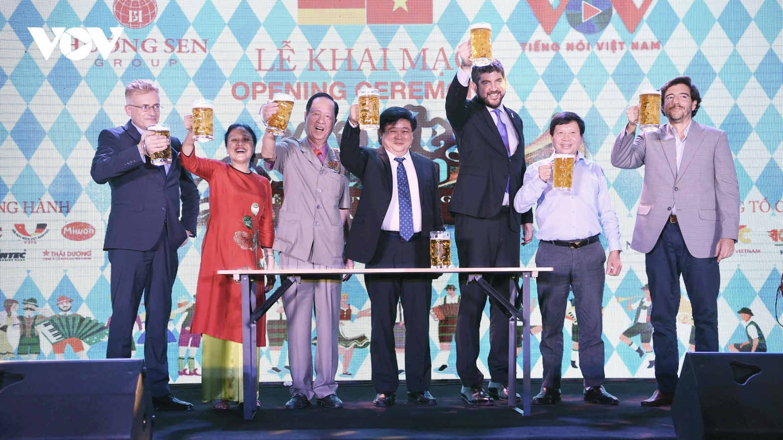 Hào hứng thưởng thức bia Đức tại Lễ hội văn hoá Việt - Đức Kulturfest 2020
